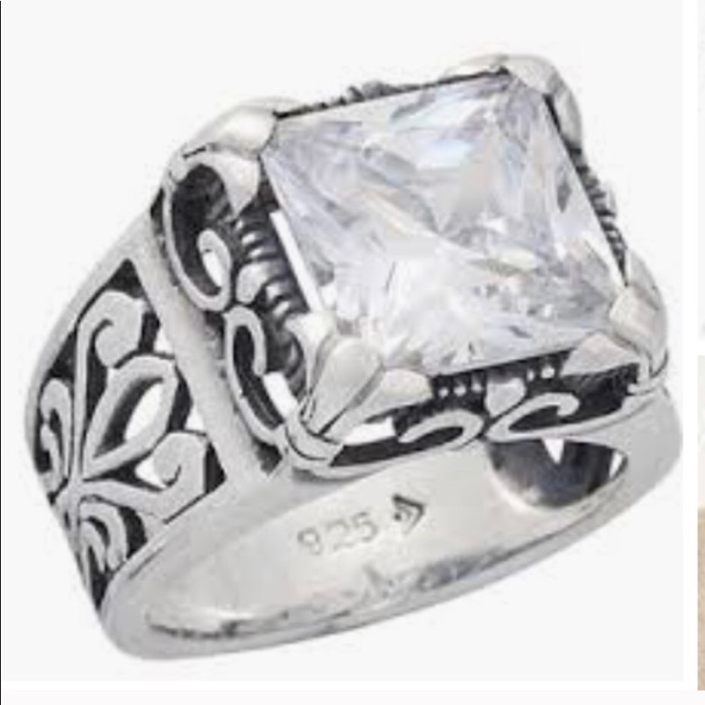 Silpada Uptown Ring. Sterling silver, cut out design on sides cz in the center 7